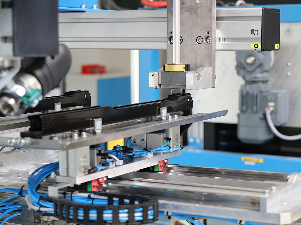 Automatisierter Klebeprozess bei der Herstellung von Backofentüren Automatisierter Klebeprozess bei der Herstellung von Backofentüren