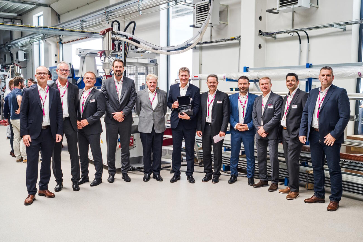 Wittmann Battenfeld - 20 Jahre Vertrieb von Spritzgießmaschinen und Peripheriegeräten in CZ Wittmann Battenfeld - 20 Jahre Vertrieb von Spritzgießmaschinen und Peripheriegeräten in CZ