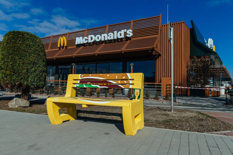 TOPlast - Herstellung von Designbänken aus Kunststoffbesteck für McDonald's TOPlast - Herstellung von Designbänken aus Kunststoffbesteck für McDonald's