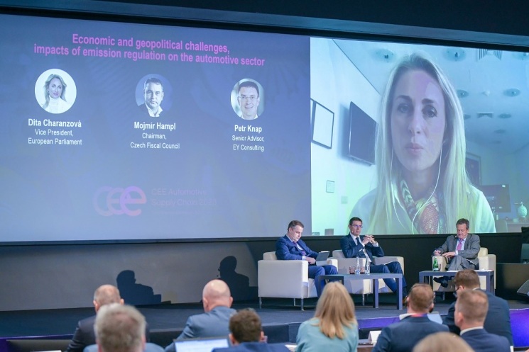 Dita Charanzová, Vizepräsidentin des Europäischen Parlaments; Mojmír Hampl, Vorsitzender des Nationalen Haushaltsrats; Petr Knap, Senior Advisor bei EY, und Moderator Ivan Hodáč. Dita Charanzová, Vizepräsidentin des Europäischen Parlaments; Mojmír Hampl, Vorsitzender des Nationalen Haushaltsrats; Petr Knap, Senior Advisor bei EY, und Moderator Ivan Hodáč.