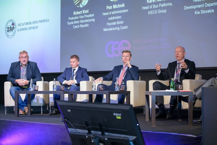 Vertreter dreier tschechischer und eines slowakischen Automobilherstellers, (von links) Michal Lábaj, Karol Novák, Peter Michník und Robert Kiml. Vertreter dreier tschechischer und eines slowakischen Automobilherstellers, (von links) Michal Lábaj, Karol Novák, Peter Michník und Robert Kiml.
