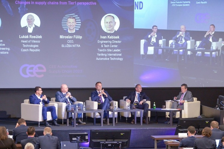 Teilnehmer der Lieferanten-Podiumsdiskussion (von links) Petr Novák, Lukáš Rosůlek, Miroslav Fülöp, Ivan Kebísek und Moderator Ivan Hodáč. Teilnehmer der Lieferanten-Podiumsdiskussion (von links) Petr Novák, Lukáš Rosůlek, Miroslav Fülöp, Ivan Kebísek und Moderator Ivan Hodáč.