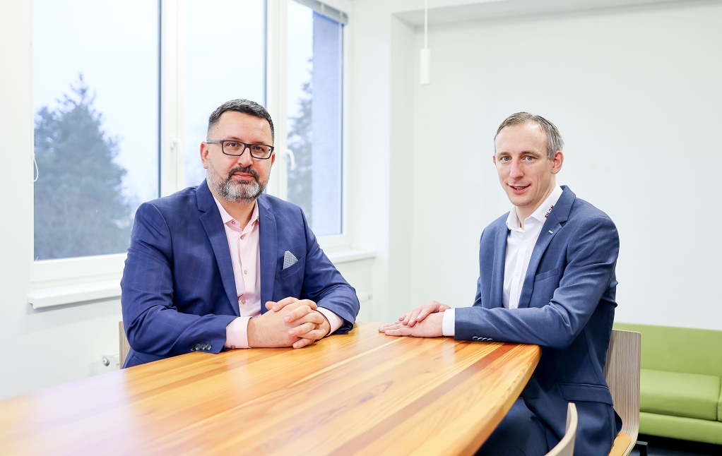rechts Martin Sedláček, Geschäftsführer von SILON CZ R&D, links Kamil Rozsypal, der für die Finanzleitung des Unternehmens verantwortlich ist