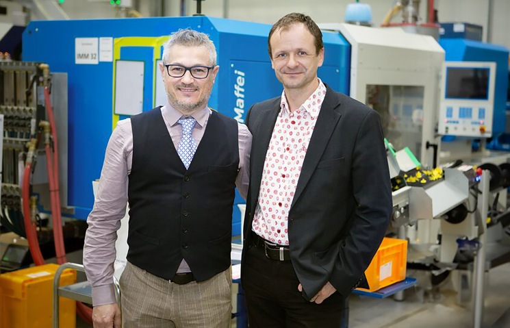 Vorbildliche, vertrauensvolle Zusammenarbeit (von links nach rechts): Stefano Mancuso, Werksleiter von Datamars Slovakia, und Martin Štěpánek, CEO von KraussMaffei Technologies Sučany, vor der neuen Maschine precisionMolding 160-540. Vorbildliche, vertrauensvolle Zusammenarbeit (von links nach rechts): Stefano Mancuso, Werksleiter von Datamars Slovakia, und Martin Štěpánek, CEO von KraussMaffei Technologies Sučany, vor der neuen Maschine precisionMolding 160-540.