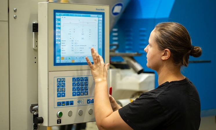 Einfache und intuitive Bedienung: Bedienpanel der Steuerung MC P1 an der neuen precisionMolding Einfache und intuitive Bedienung: Bedienpanel der Steuerung MC P1 an der neuen precisionMolding